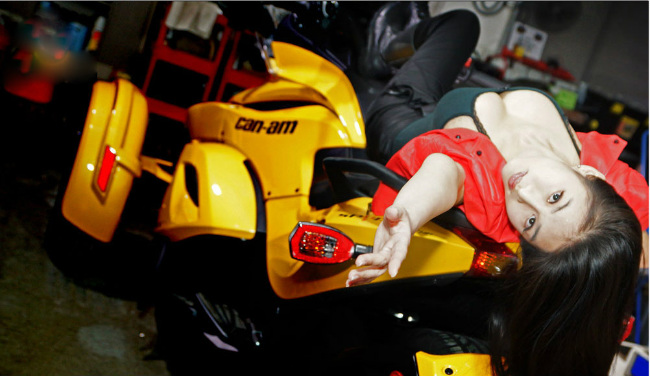 Ngắm siêu mẫu nóng bỏng bên siêu môtô Can-am